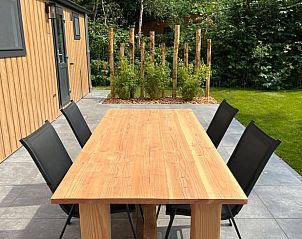 Esstisch aus Holz auf der Terrasse eines Ferienhauses in Oosterwolde, Friesland.