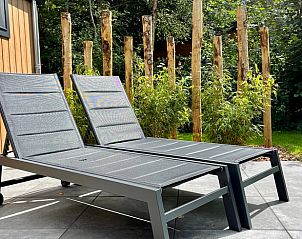 Bequeme Liegesthle auf der Terrasse des Ferienhauses in Oosterwolde, Friesland.