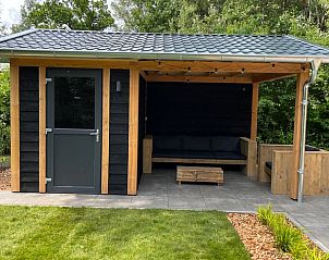 berdachter Sitzbereich im Ferienhaus in Oosterwolde mit bequemen Sofas, Friesland.