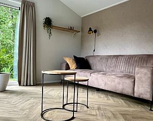 Modernes Wohnzimmer im Ferienhaus in Oosterwolde mit Blick auf die Natur, Friesland.