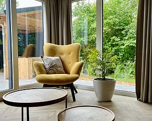 Bequemer Stuhl am Fenster im Ferienhaus in Oosterwolde, Friesische Wlder.