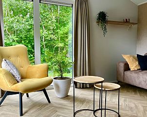 Stilvolles Wohnzimmer im Ferienhaus in Oosterwolde mit Designermbeln, Friesland.