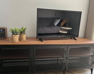 Stilvolle TV-Ecke im modern eingerichteten Ferienhaus in Oosterwolde, Friesland.