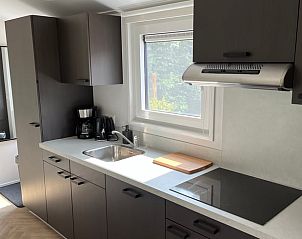 Moderne Kche im Ferienhaus in Oosterwolde mit viel Licht und friesischem Holz.