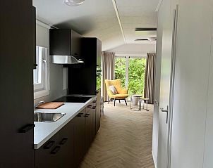 Helle Kche im Ferienhaus in Oosterwolde mit Blick auf die Natur, Friesland.