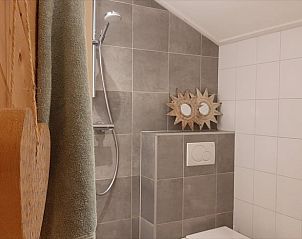 Modernes Badezimmer im Ferienhaus in Oosterwolde, gelegen in den friesischen Wldern, Friesland.