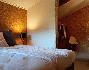 Gemtliches Schlafzimmer im Ferienhaus in Oosterwolde, Friesland, mit warmer Beleuchtung.