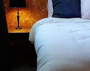 Gemtliches Bett im Ferienhaus in Oosterwolde, umgeben von den friesischen Wldern.