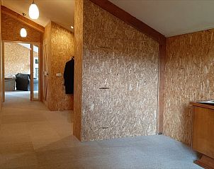 Gerumige Diele in einem Ferienhaus in Oosterwolde, Friesland, mit Holzverkleidung.