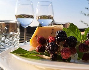 Genieen Sie eine Kseplatte auf der Terrasse Ihres Ferienhauses in Oosterwolde, Friesland.