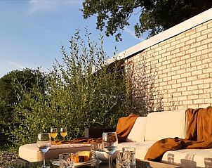 Gemtliche Terrasse im Ferienhaus in Oosterwolde, ideal zum Entspannen in Friesland.