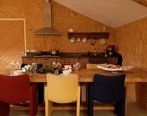 Essecke im Ferienhaus in Oosterwolde, Friesland, mit Holzinterieur.