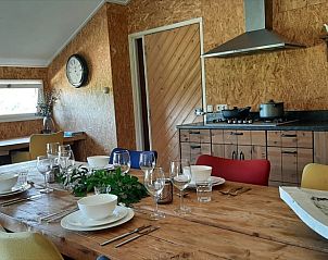 Gemtliches Esszimmer im Ferienhaus in Oosterwolde, ideal fr Familienessen in Friesland.