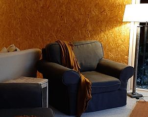 Gemtliche Sitzecke im Ferienhaus in Oosterwolde, umgeben von friesischen Wldern.