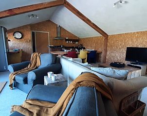 Gerumiges Wohnzimmer im Ferienhaus in Oosterwolde, perfekt fr Entspannung in Friesland.