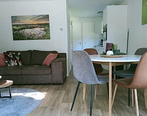Gemtliches Wohnzimmer des Ferienhauses in Oosterwolde, Friesland, mit bequemer Sitz- und Essecke in den friesischen Wldern.