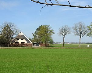 Ansicht des Ferienhauses in Oosterwolde, umgeben von grnen Feldern in Friesland.