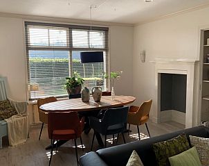 Stilvolles Esszimmer im Ferienhaus in Oosterwolde mit groen Fenstern und viel Licht.