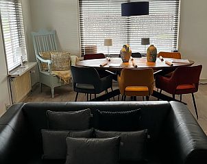 Essecke im Ferienhaus in Oosterwolde mit farbenfrohen Sthlen und viel natrlichem Licht.