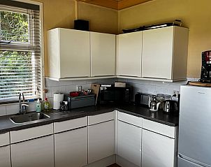 Vollstndig ausgestattete Kche im Ferienhaus in Oosterwolde mit modernen Gerten.