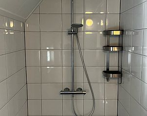 Stilvolle Dusche im Ferienhaus in Oosterwolde mit moderner Ausstattung.