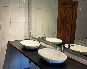 Gerumiges Badezimmer im Ferienhaus in Oosterwolde mit Doppelwaschbecken und groem Spiegel.