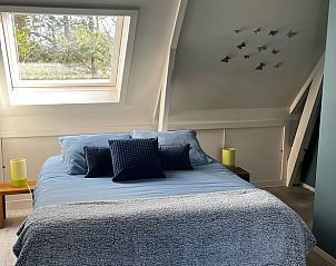 Attraktives Schlafzimmer im Ferienhaus in Oosterwolde mit groem Fenster und viel Licht.