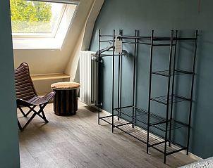 Komfortables Schlafzimmer im Ferienhaus in Oosterwolde mit stilvoller Einrichtung.