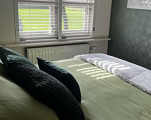Gemtliches Schlafzimmer im Ferienhaus in Oosterwolde mit weicher Bettwsche und Aussicht.