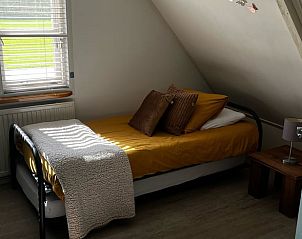 Gemtliches Schlafzimmer im Ferienhaus in Oosterwolde mit viel natrlichem Licht.