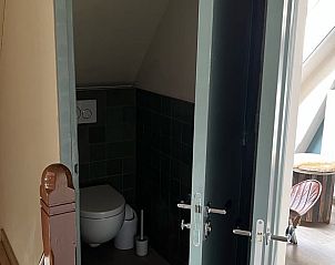 Stilvolles Badezimmer im Ferienhaus in Oosterwolde mit modernen Fliesen und Sanitrkeramik.