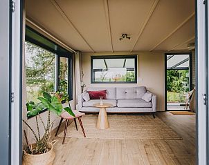 Gemtliches Wohnzimmer des Ferienhauses in Oosterwolde, mit Blick auf die friesische Landschaft.