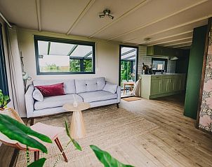 Modernes Interieur eines Ferienhauses in Oosterwolde, mit offener Kche und Sitzecke in Friesland.