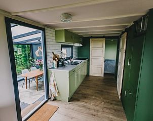 Stilvolle Kche in einem Ferienhaus in Oosterwolde, mit Zugang zu einer Terrasse in den friesischen Wldern.