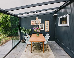 Essecke im Wintergarten des Ferienhauses in Oosterwolde, umgeben von Grn in Friesland.