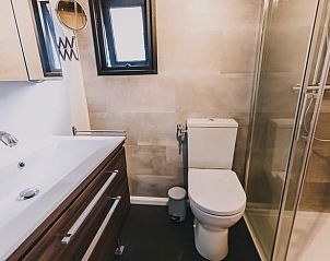 Modernes Badezimmer im Ferienhaus in Oosterwolde, mit Dusche und stilvoller Einrichtung in Friesland.