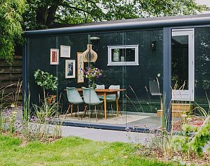 Glserner Wintergarten des Ferienhauses in Oosterwolde, ideal zum Entspannen in der Natur Frieslands.