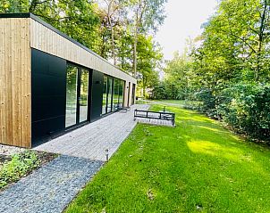 Ruim terras bij Vakantiehuisje in Oosterwolde, omgeven door groene natuur in Friesland.