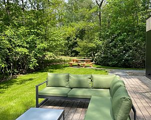 Comfortabele buitenlounge bij Vakantiehuisje in Oosterwolde, perfect voor ontspanning in de Friese bossen.