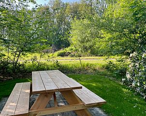 Picknicktafel in de tuin van Vakantiehuisje in Oosterwolde, ideaal voor buitenmaaltijden in Friesland.