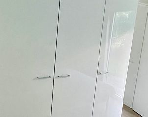 Ruime kledingkast in Vakantiehuisje in Oosterwolde, ideaal voor een langer verblijf in Friesland.