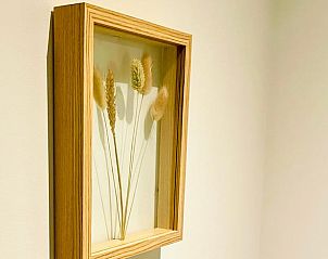 Decoratief kunstwerk in Vakantiehuisje in Oosterwolde, brengt sfeer in de Friese accommodatie.