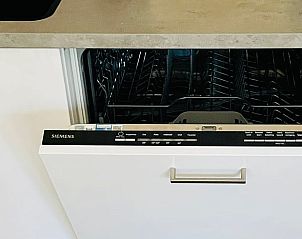 Ingebouwde vaatwasser in Vakantiehuisje in Oosterwolde, gemak tijdens je verblijf in Friesland.