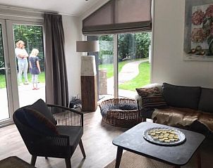 Gerumiges Wohnzimmer des Ferienhauses in Oosterwolde mit Blick auf die friesischen Wlder.