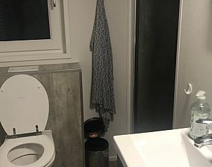 Modernes Badezimmer im Ferienhaus in Oosterwolde, ausgestattet mit allen Annehmlichkeiten in Friesland.