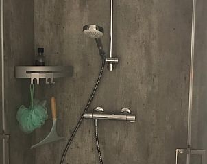 Stilvolle Dusche im Ferienhaus in Oosterwolde, gelegen in den friesischen Wldern von Friesland.