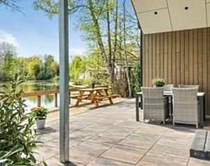 Seeblick vom Ferienhaus in Oosterwolde, umgeben von der Natur der friesischen Wlder in Friesland.