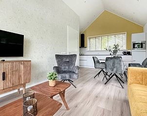 Gerumiges Wohnzimmer im Ferienhaus in Oosterwolde, mit Blick auf die Natur der friesischen Wlder in Friesland.