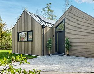 Terrasse des Ferienhauses in Oosterwolde, mit Sitzgelegenheit und Blick auf die Natur in Friesland.