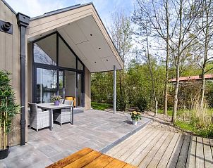 Sitzecke im Wohnzimmer des Ferienhauses in Oosterwolde, mit Blick auf die friesischen Wlder in Friesland.